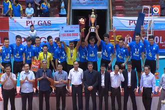 Sanest Khánh Hòa nhận Cúp vô địch.