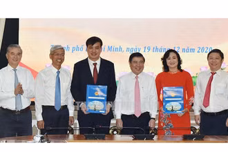 Trao quyết định của Thủ tướng phê chuẩn kết quả bầu bổ sung hai Phó Chủ tịch UBND TP Hồ Chí Minh.