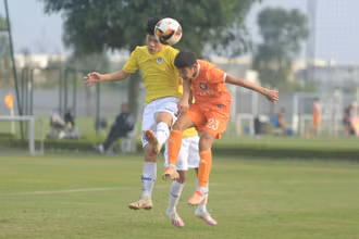 U15 SHB Đà Nẵng (áo cam) thi đấu lấn lướt về cuối hiệp 2. (Ảnh: VFF)
