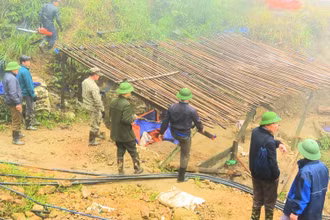 Lực lượng chức năng phá dỡ lán trại tại điểm khai thác vàng trái phép ở khu vực Khau Âu (Chợ Mới).
