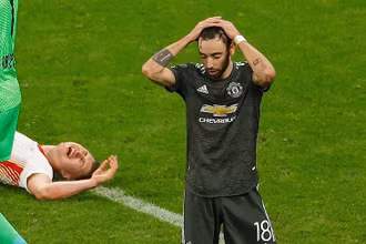 B. Fernandes (áo đen) thất vọng sau thất bại của Man United.