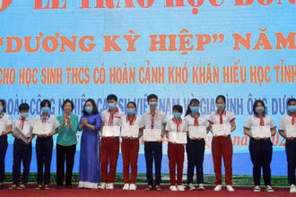 Phó Bí thư Tỉnh ủy Sóc Trăng Hồ Thị Cẩm Đào trao học bổng cho các em học sinh.