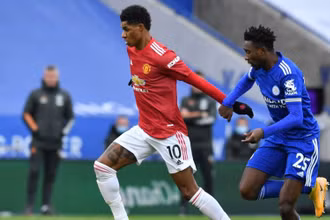 M. Rashford (áo đỏ) ghi bàn nhưng Man United chỉ có được một điểm.