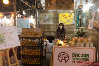 Gian hàng giới thiệu đặc sản cam Vinh của Nghệ An.