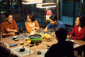 "Tiệc trăng máu" - phim hiếm hoi ra mắt khán giả trong năm nay và hiện là một trong những phim ăn khách ngoài rạp.