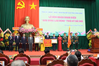 Phó Chủ tịch nước Đặng Thị Ngọc Thịnh trao danh hiệu Anh hùng Lao động thời kỳ đổi mới cho tập thể Đài PT-TH Vĩnh Long.