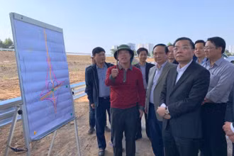 Chủ tịch UBND TP Hà Nội Chu Ngọc Anh kiểm tra tại dự án.
