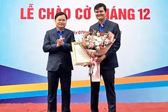 Bí thư Thứ nhất T.Ư Đoàn TNCS Hồ Chí Minh Nguyễn Anh Tuấn tặng hoa chúc mừng tân Bí thư Thường trực T.Ư Đoàn Bùi Quang Huy.