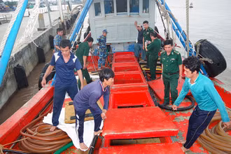 Tổ tuần tra tiến hành kiểm tra phương tiện vận chuyển dầu trái phép.
