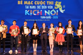Đại diện Ban Tổ chức trao giải cho các diễn viên đạt Huy chương Vàng.