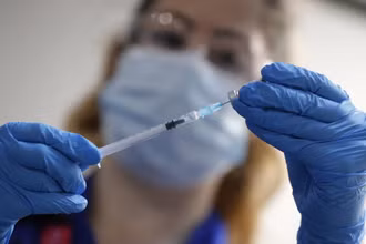 Một y tá chuẩn bị tiêm vaccine Covid-19 của Pfizer-BioNTech tại một bệnh viện ở London, Vương quốc Anh. Ảnh: AP.