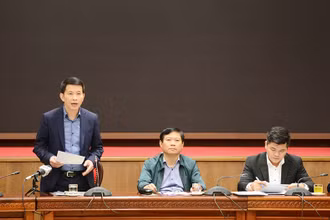 Chủ tịch UBND quận Hoàn Kiếm Phạm Tuấn Long phát biểu tại buổi giao ban báo chí chiều 1-12.