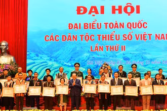 Phó Thủ tướng Thường trực Chính phủ Trương Hòa Bình trao Huân chương Độc lập hạng Nhất, Nhì, Ba cho các cá nhân và tập thể. (Ảnh: THỦY NGUYÊN)