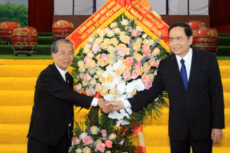 Chủ tịch Ủy ban Trung ương MTTQ Việt Nam Trần Thanh Mẫn (bên phải) trao lẵng hoa chúc mừng giám mục Nguyễn Văn Đệ, Giám mục Chính tòa, giáo phận Thái Bình nhân lễ Giáng sinh.