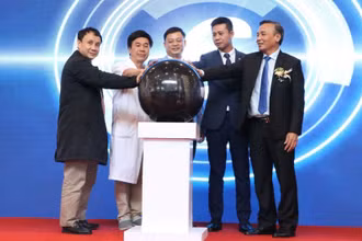 Lãnh đạo Bệnh viện T.Ư Huế, Vietcombank Huế và các đại biểu thực hiện nghi thức khai trương giải pháp thanh toán DVYT trực tuyến tại Bệnh viện T.Ư Huế.