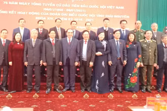 Nguyên Tổng Bí thư Nông Đức Mạnh, Phó Thủ tướng Chính phủ, Bộ trưởng Ngoại giao Phạm Bình Minh, lãnh đạo và nguyên lãnh đạo tỉnh cùng các ĐBQH tỉnh Thái Nguyên khoá 14. 