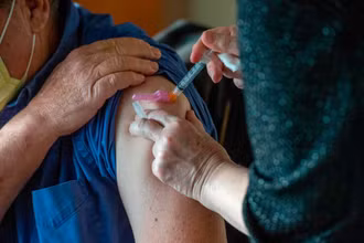 Một người tiêm vaccine Covid-19 của Moderna ở Boston, Mỹ vào ngày 24-12. Ảnh: Getty Images.