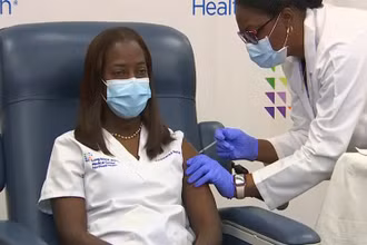 Bang New York tiêm mũi vaccine ngừa Covid-19 đầu tiên cho nhân viên y tế. (Ảnh: Fox News)