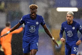 T. Abraham (trái) lập cú đúp cho Chelsea. 