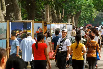 Không gian đi bộ chung quanh hồ Hoàn Kiếm.