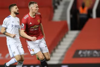 Cầu thủ trẻ McTominay (áo đỏ) lập cú đúp cho Man United.