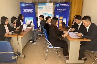 Hỗ trợ người lao động cài đặt VssID (Ảnh: VSS).