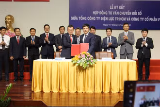 Đại diện lãnh đạo EVNHCMC và FPT ký kết hợp đồng thực hiện tư vấn chuyển đổi số.