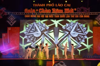 Người dân thành phố Lào Cai đón chào năm mới 2021
