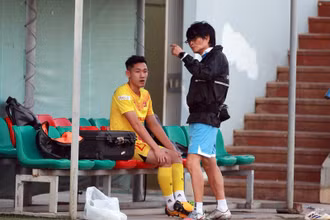 Tiền vệ Nguyễn Hai Long và bác sỹ Choi Ju Young. (Ảnh: VFF)