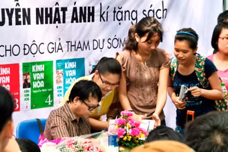 Nhà văn Nguyễn Nhật Ánh trong một buổi ký tặng sách Kính vạn hoa.