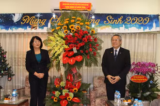 Phó Chủ tịch nước Đặng Thị Ngọc Thịnh tặng hoa, quà mừng Lễ Noel 2020.