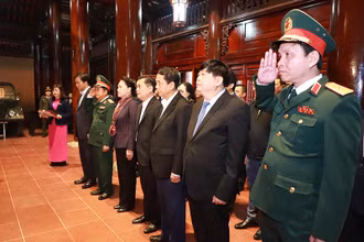 Chủ tịch Quốc hội và các đại biểu dâng hương, tưởng niệm Chủ tịch Hồ Chí Minh. (Ảnh: THÀNH DUY)