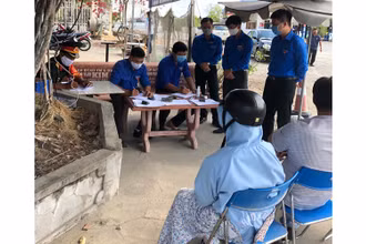 Lực lượng chức năng Cà Mau lấy thông tin điều tra dịch tễ các trường hợp tiếp xúc gần với đối tượng nghi ngờ.
