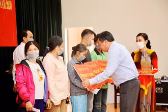 Lãnh đạo Thành uỷ Hà Nội tặng quà cho các hộ dân gặp khó khăn tại huyện Phú Ninh, tỉnh Quảng Nam 