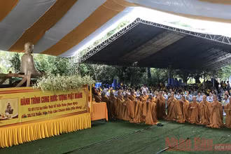 Lễ đón tôn tượng Phật Hoàng tại Thiền viện Trúc Lâm Chánh Giác.