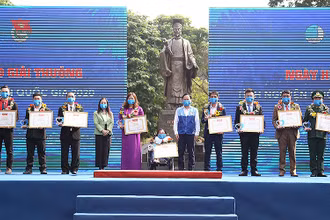 Đồng chí Nguyễn Anh Tuấn (áo xanh, đứng giữa trong ảnh) trao Bằng khen tặng các tình nguyện viên có cống hiến xuất sắc trong năm vừa qua.