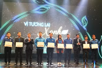 Trao hỗ trợ trang thiết bị cho tám địa phương.