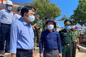 Chủ tịch UBND tỉnh Quảng Ngãi Đặng Văn Minh kiểm tra thực tế tình hình tàu thuyền và ngư dân đang “kẹt” tại các cửa biển.