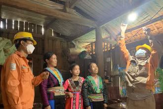 Niềm vui của các hộ dân tộc H’Mông bản Bãi Tám khi có điện.