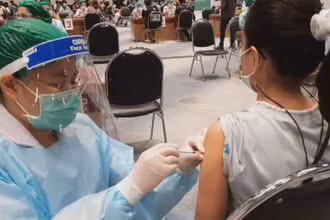 Nhân viên y tế tiêm vaccine cho người dân tại tỉnh Nakhon Ratchasima. (Ảnh: Bưu điện Bangkok)