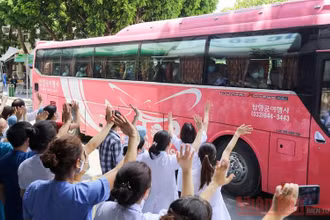 200 cán bộ Bệnh viện Bạch Mai vào TP Hồ Chí Minh chống dịch