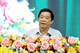 Bí thư Tỉnh ủy Vĩnh Long Bùi Văn Nghiêm phát biểu chỉ đạo tại hội nghị, sáng 20/8. (Ảnh: Bá Dũng)