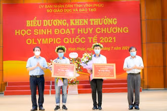 Lãnh đạo tỉnh Vĩnh Phúc biểu dương, khen thưởng hai học sinh Hà Mạnh Duy và Vũ Ngọc Bình. Ảnh: Bộ GD-ĐT 