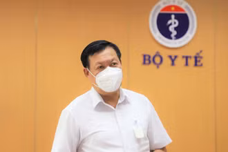 Thứ trưởng Y tế Đỗ Xuân Tuyên phát biểu tại cuộc họp.