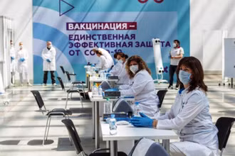 Tiêm chủng vaccine là phương cách tốt nhất chống lại virus corona. (Ảnh: Moskva-24) 