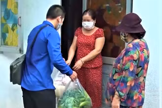 Đoàn viên, thanh niên Thành đoàn Buôn Ma Thuột hỗ trợ thực phẩm cho các gia đình có hoàn cảnh khó khăn do đại dịch Covid-19 trên địa bàn.