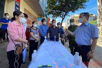 Bí thư Thành ủy Đà Nẵng Nguyễn Văn Quảng trực tiếp kiểm tra điểm nóng với 48 ca nhiễm trong ngày tại phường Tam Thuận, chiều ngày 27/8.