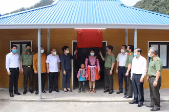 Đại diện lãn đạo Bộ Công an và tỉnh Hoà Bình tại lễ trao tặng nhà cho người nghèo hai xã Hang Kia, Pà Cò.