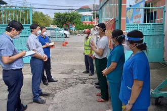 PGS, TS Nguyễn Hoàng Long - Cục trưởng Cục Phòng, chống HIV/AIDS (Bộ Y tế) dẫn đầu đã trực tiếp đến nhiều Trạm Y tế lưu động ở Bình Chánh.