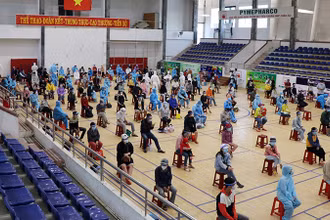 Điểm lấy mẫu xét nghiệm công dân Phú Yên trở về từ vùng dịch tại Nhà thi đấu Lê Trung Kiên (TP Tuy Hòa).